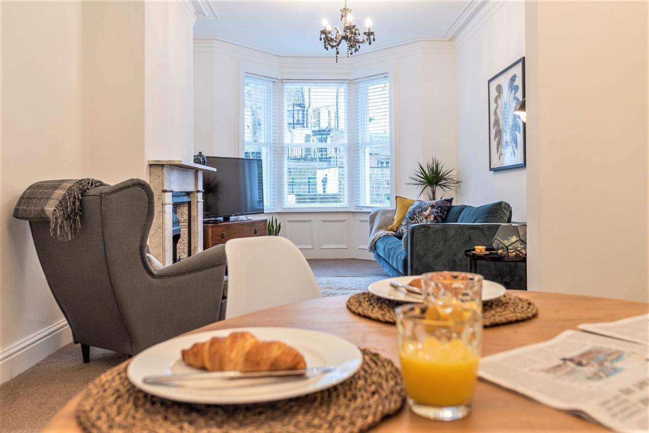 Perfectly Located 4 Storey Townhouse With 2 Parking Spaces In Central Harrogate Exterior foto